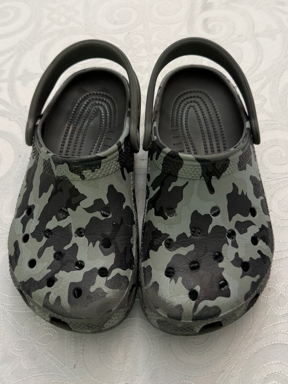 CROCS Kids Youth Junior 1 Camo Slip On Comfort Clogs Sandals Grey Spring Summer